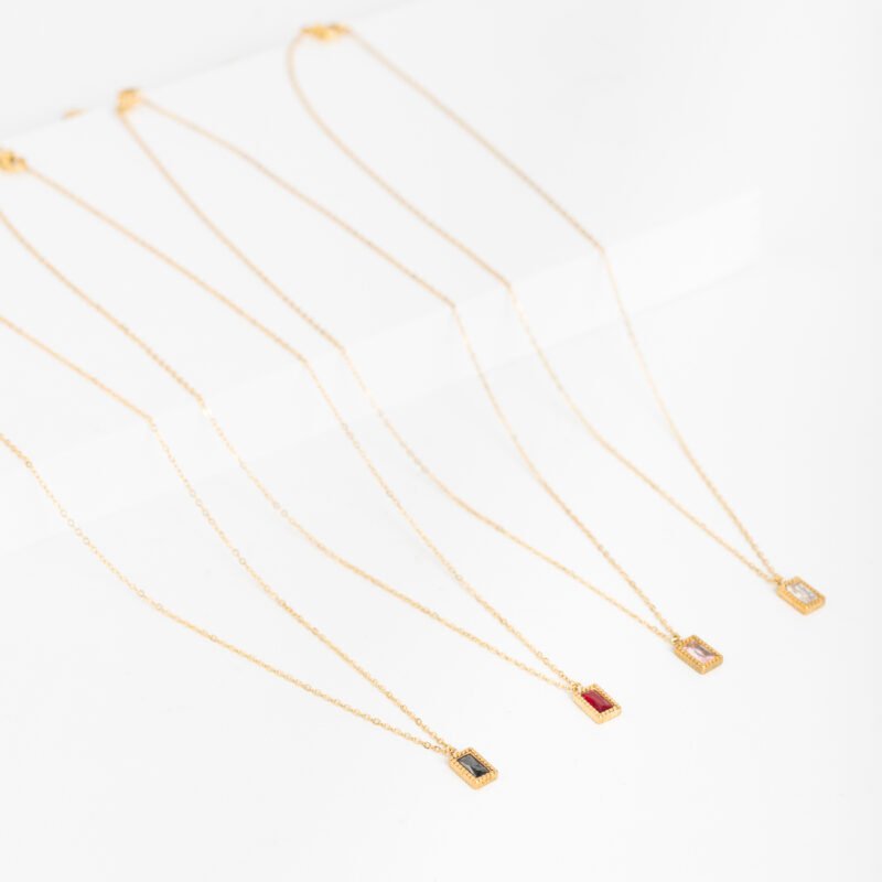 CADENA CON DIJE DORADO CUADRADO